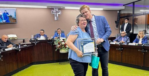 Vereador Carlinhos Canzi entrega diploma à assistente social Roberta Cristina Silva