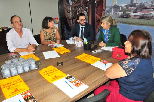 Da esquerda para a direita: Geovaci Peres, Lúcia Helena, Leonardo Amaral, Kátia Carvalho e Márcia Oliveira