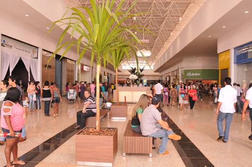 Construído em ritmo acelerado, o primeiro shopping center da cidade - e o maior do interior do Estado - foi inaugurado no último dia 10 de novembro. O empreendimento já está operando em 60% de sua capacidade. As salas de cinema serão entregues um pouco mais tarde porque foi definido que uma delas será em 3D.