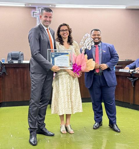 Christiano Coelho, sua mulher, Marcela Cristina, e o proponente da homenagem, vereador Guilherme Alves