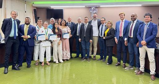 Vereadores junto aos contemplados com moções de aplausos